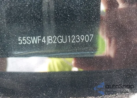 2016 Mercedes-Benz C 300 z USA, uszkodzony, nr VIN 55SWF4JB2GU123907